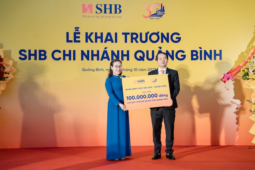 Ông Trần Nam Hải – Giám đốc SHB Quảng Bình đại diện ngân hàng trao tặng Quỹ Vì người nghèo tỉnh Bến Tre 100 triệu đồng. Ảnh: SHB
