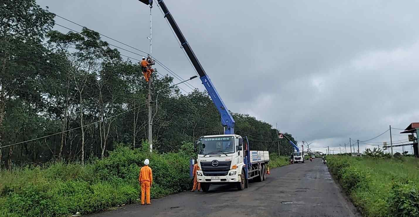 Công nhân PC Gia Lai kiểm tra, bảo trì lưới điện. Ảnh: Thanh Tuấn 