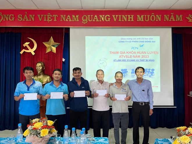 Công ty Cổ phần Cảng Đồng Nai tổ chức huấn luyện An toàn vệ sinh lao động cho NLĐ. Ảnh: Hà Anh Chiến