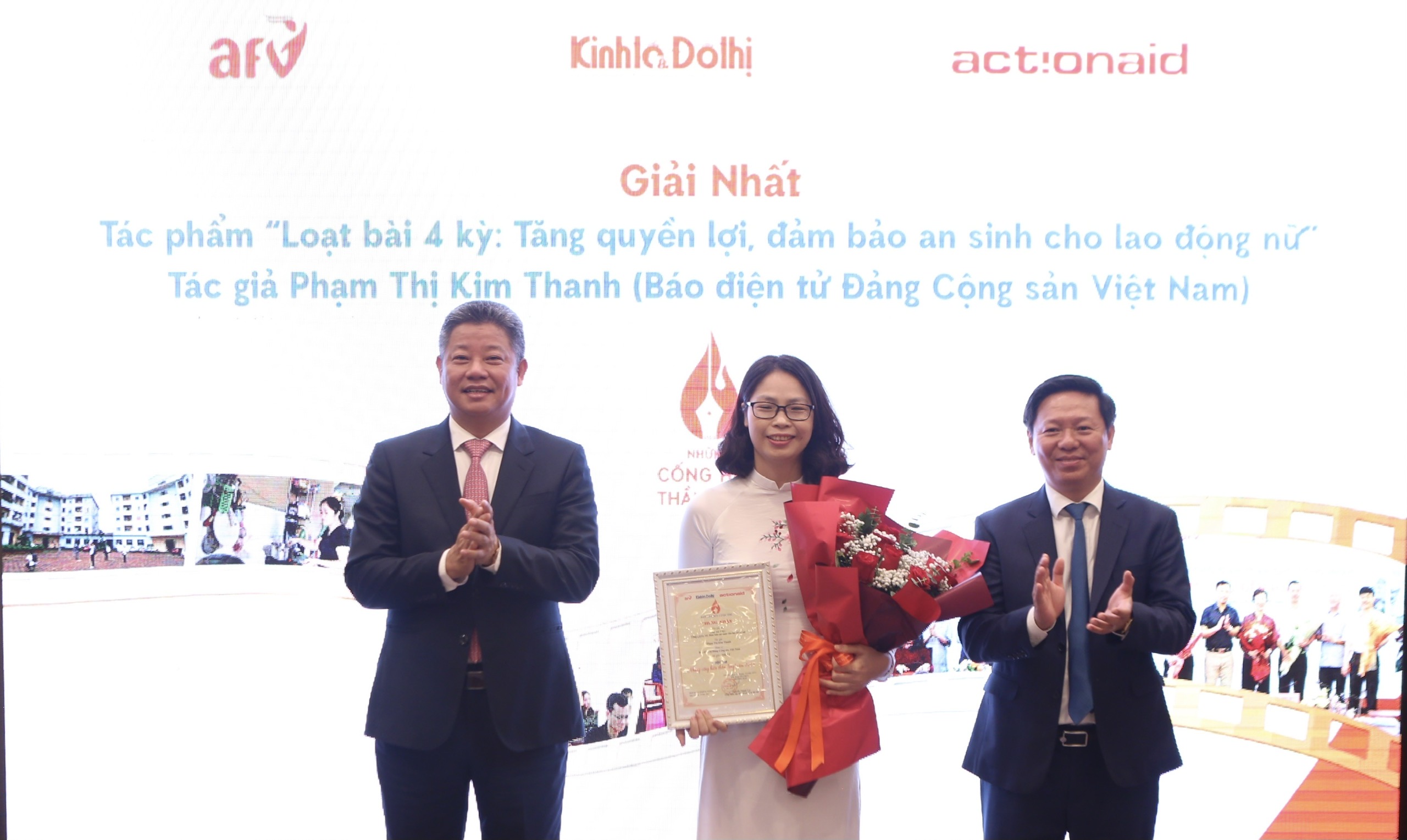 Phó Trưởng Ban Tuyên giáo Trung ương Trần Thanh Lâm (bên phải) và Phó Chủ tịch UBND TP Hà Nội Nguyễn Mạnh Quyền (bên trái) trao giải Nhất cho tác giả. Ảnh: Lương Hạnh. 
