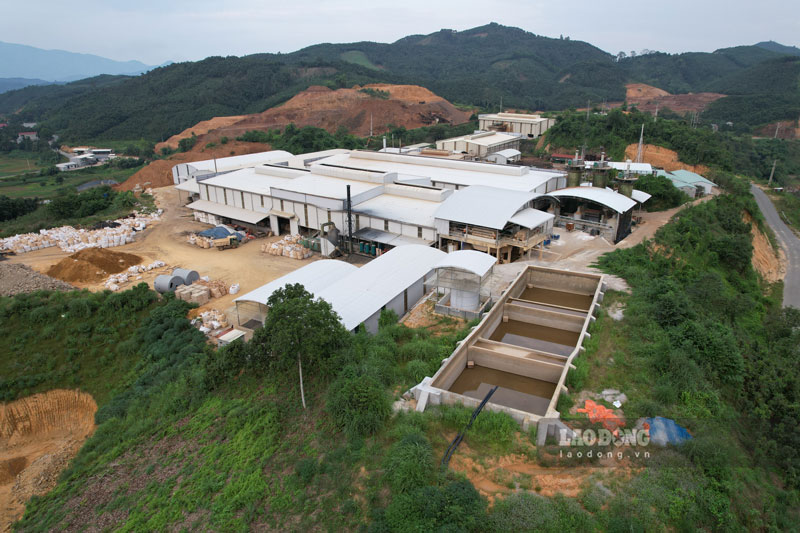 Các phương tiện vận tải, máy móc, trang thiết bị sản xuất cùng công nhân tại mỏ đất hiếm Yên Phú đang dừng hoạt động để phục vụ công tác điều tra. Ảnh: Bảo Nguyên