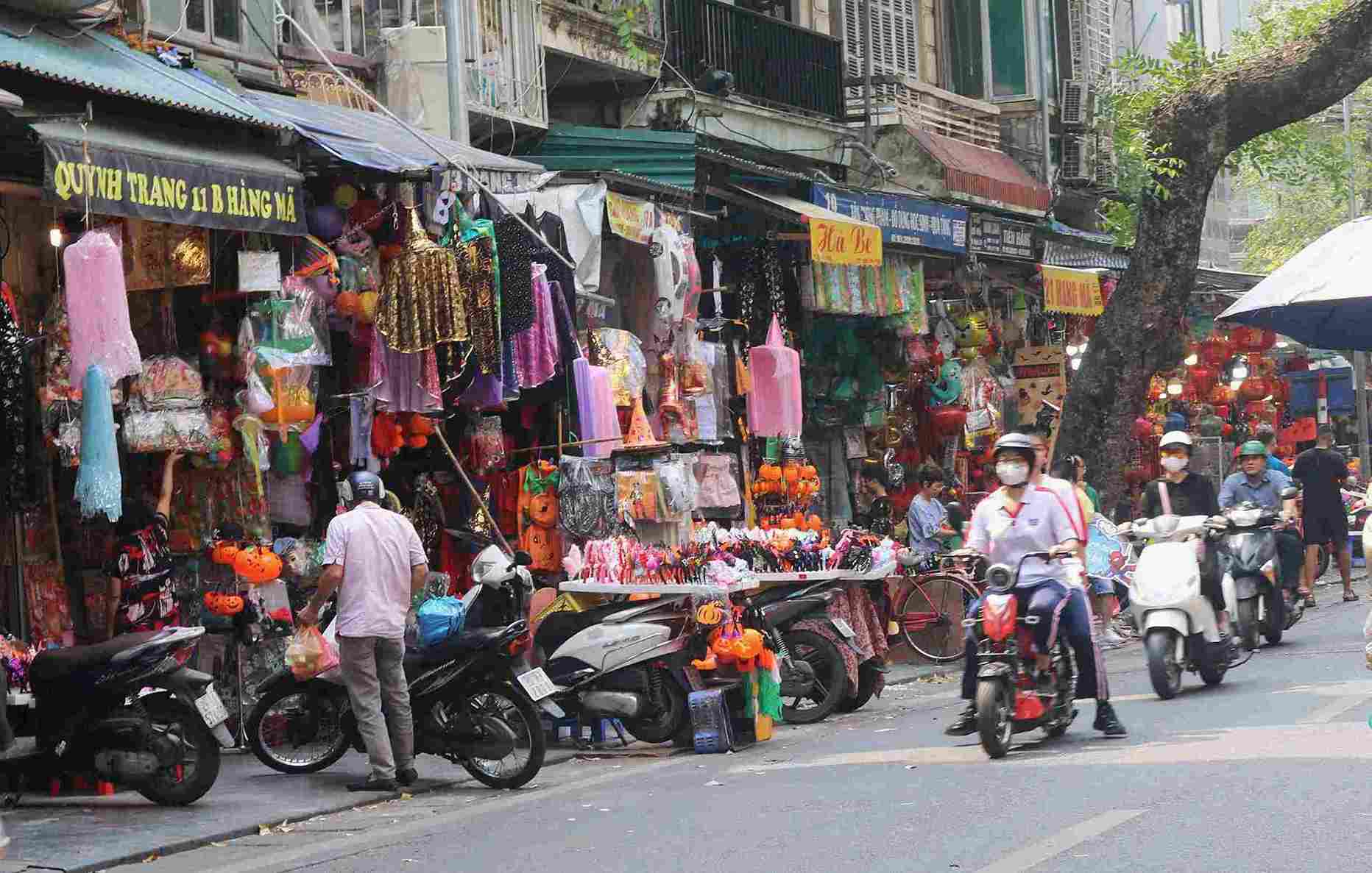 Ghi nhận của phóng viên tại phố Hàng Mã (Hà Nội), lượng khách hàng đến mua sắm cho dịp lễ Halloween năm nay không quá đông đúc.