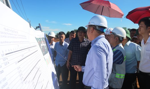 Đoàn công tác của UBND tỉnh Đắk Lắk tiến hành kiểm tra tình hình triển khai thi công gói thầu số 3 tại nút giao cuối tuyến (thuộc dự án cao tốc Buôn Ma Thuột - Khánh Hòa). Ảnh: Bá Lục