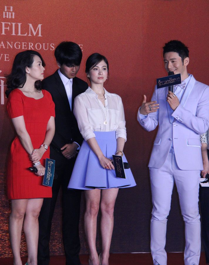 Song Hye Kyo giao lưu với Huỳnh Hiểu Minh, Chương Tử Di trên sân khấu. Ảnh: Xinhua