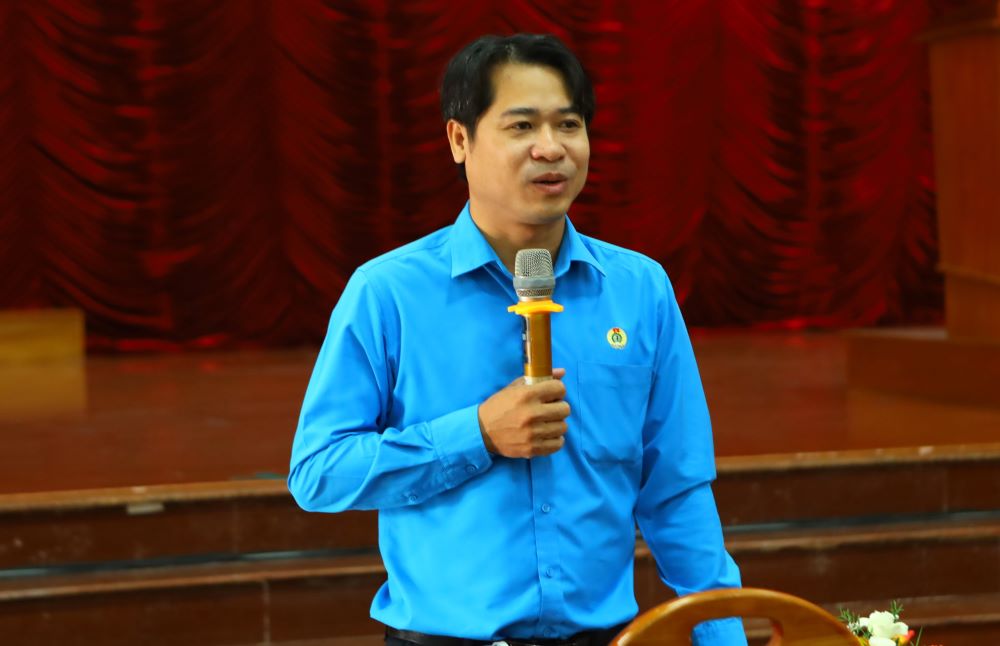 Phan Thanh Linh, Phó Trưởng Ban Tổ chức – Kiểm tra LĐLĐ tỉnh Bình Thuận trình bày tại chương trình. Ảnh: Duy Tuấn