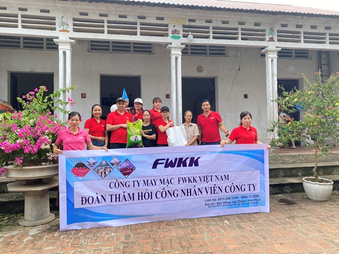 Công đoàn Công ty TNHH FWKK Việt Nam tặng quà cho công nhân, lao động có hoàn cảnh khó khăn. Ảnh: Đại Long