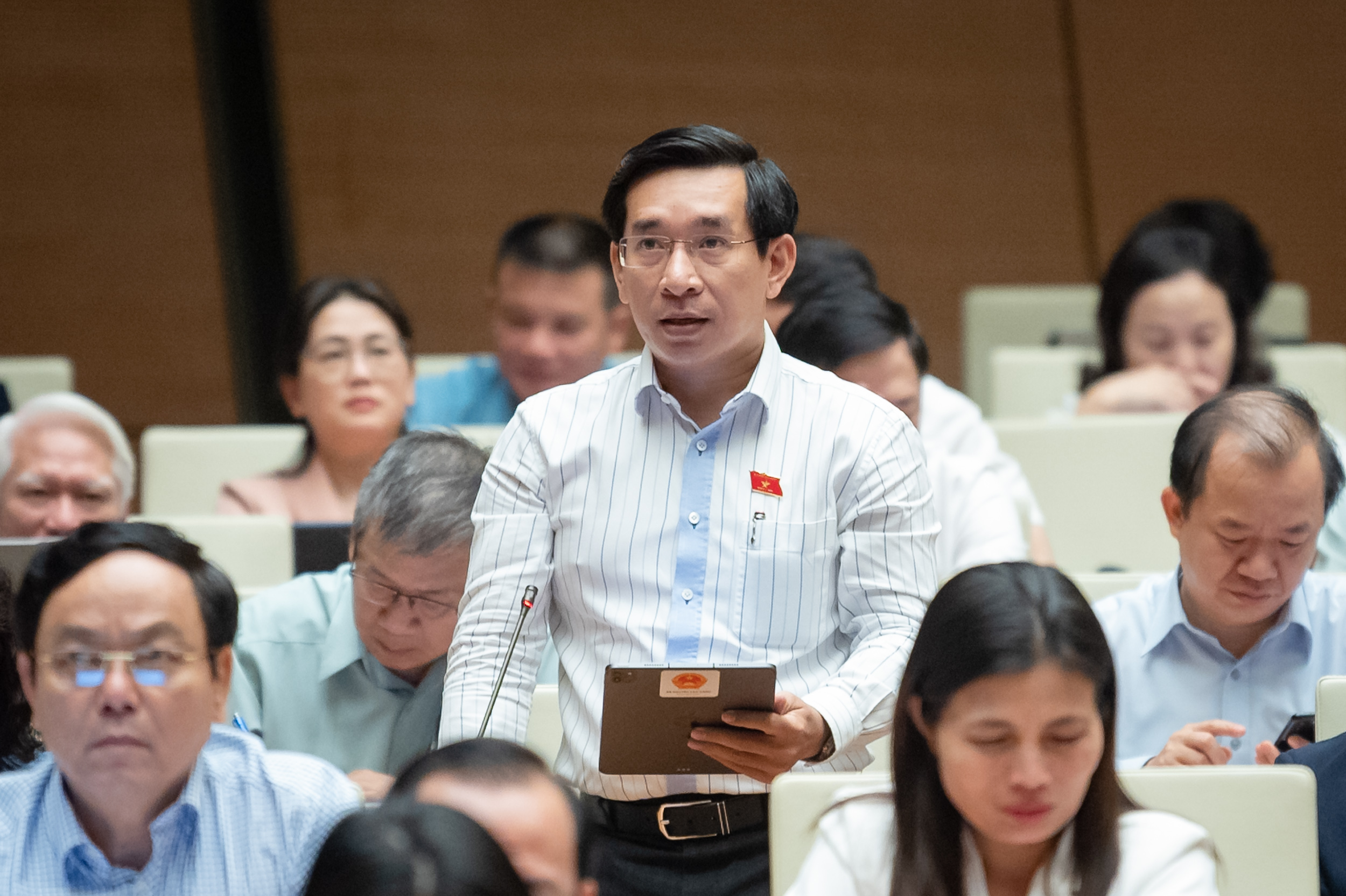 Đại biểu Nguyễn Văn Cảnh đề xuất cần phân nhóm các sim điện thoại số đẹp có giá trị tiềm năng cao để đấu giá. Ảnh: Văn phòng Quốc hội