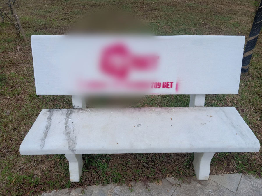 Hàng loạt ghế đá tại công viên Đồng Tâm bị xịt sơn, quảng cáo cá độ, cờ bạc gây mất mỹ quan. Ảnh chụp chiều 24.10.2023