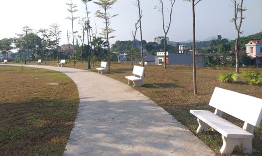 Lực lượng chức năng đã tẩy xoá vết sơn phun các trang wed cá độ, đánh bạc trực tuyến trên ghế đá trong công viên Đồng Tâm, TP Yên Bái. Ảnh: Đinh Đại