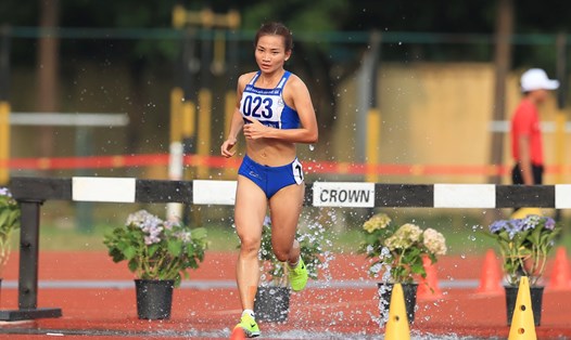 Nguyễn Thị Oanh giành huy chương vàng nội dung 3.000 m chướng ngại vật nữ tại Giải điền kinh vô địch quốc gia 2023. Ảnh: Hoàng Tùng