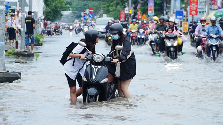 Nhiều tuyến đường nội ô TP Cần Thơ ngập sâu trong nước mỗi khi triều cường dâng cao. Ảnh: Tạ Quang