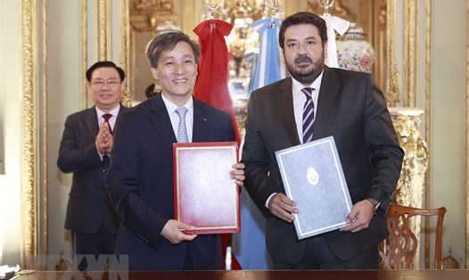 Chủ tịch Quốc hội Vương Đình Huệ chứng kiến lễ trao Hiệp định Tương trợ Tư pháp về hình sự giữa Việt Nam - Argentina nhân chuyến thăm chính thức Argentina tháng 4.2023. Ảnh: TTXVN