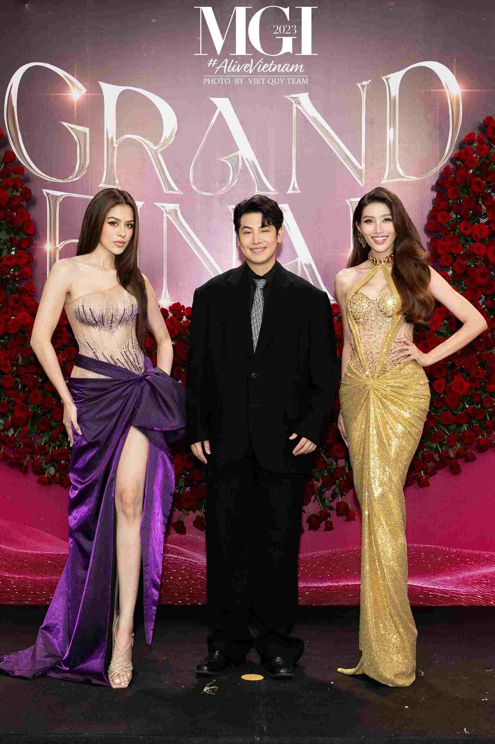 Đặc biệt, thảm đỏ của chung kết Miss Grand International 2023 được dẫn dắt bởi Á hậu Chế Nguyễn Quỳnh Châu. Cô nàng chọn cho mình trang phục vàng gold đầy bắt mắt, cô dẫn thảm đỏ cùng MC Champmie và Á hậu Roberta. 