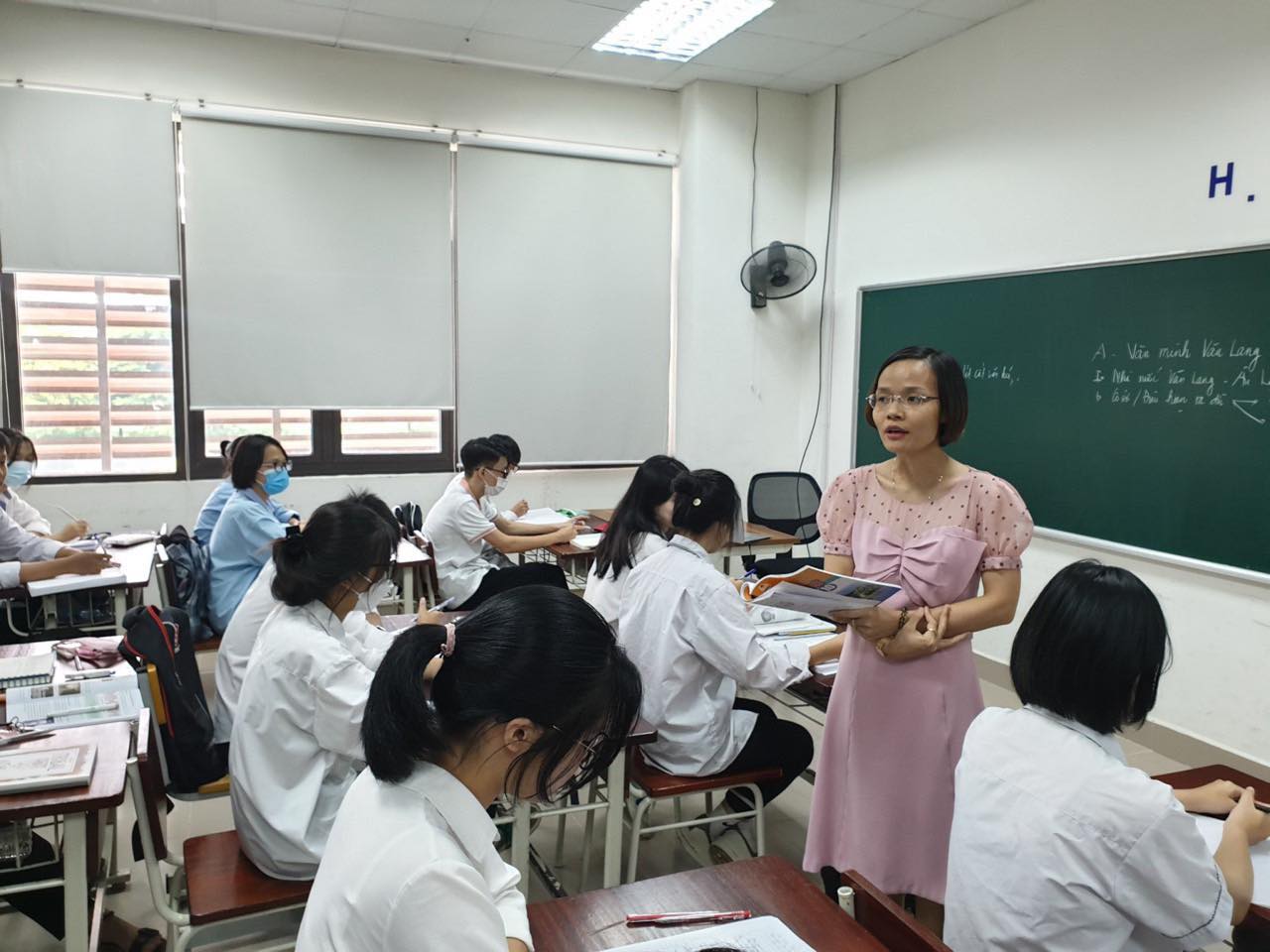 Khó khăn lớn nhất hiện nay của các trường là triển khai dạy học môn tích hợp. Ảnh: Trang Hà