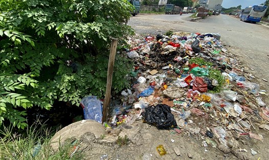 Rác thải vứt bừa bãi tại con kênh trên ngõ 252 đường Mỹ Đình, Hà Nội. Ảnh: Vĩnh Hoàng