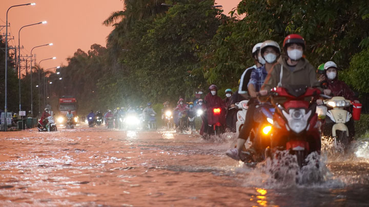 Theo ghi nhận của phóng viên, khoảng 17h30p, đường ra vào của khu công nghiệp Tân Phú Thạnh (tỉnh Hậu Giang) mực nước vẫn còn cao sau trận mưa lớn kéo dài nhiều giờ đồng hồ.