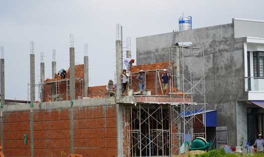 Người dân xây dựng nhà cửa tại khu tái định cư sân bay Long Thành. Ảnh: Hà Anh Chiến