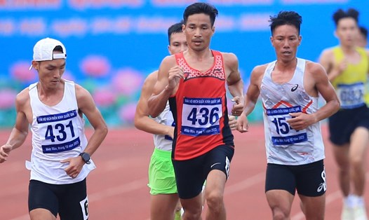 Nguyễn Văn Lai (số 436) giành huy chương vàng nội dung 5.000 m nam tại giải Điền kinh vô địch quốc gia 2023. Ảnh: Hoàng Tùng