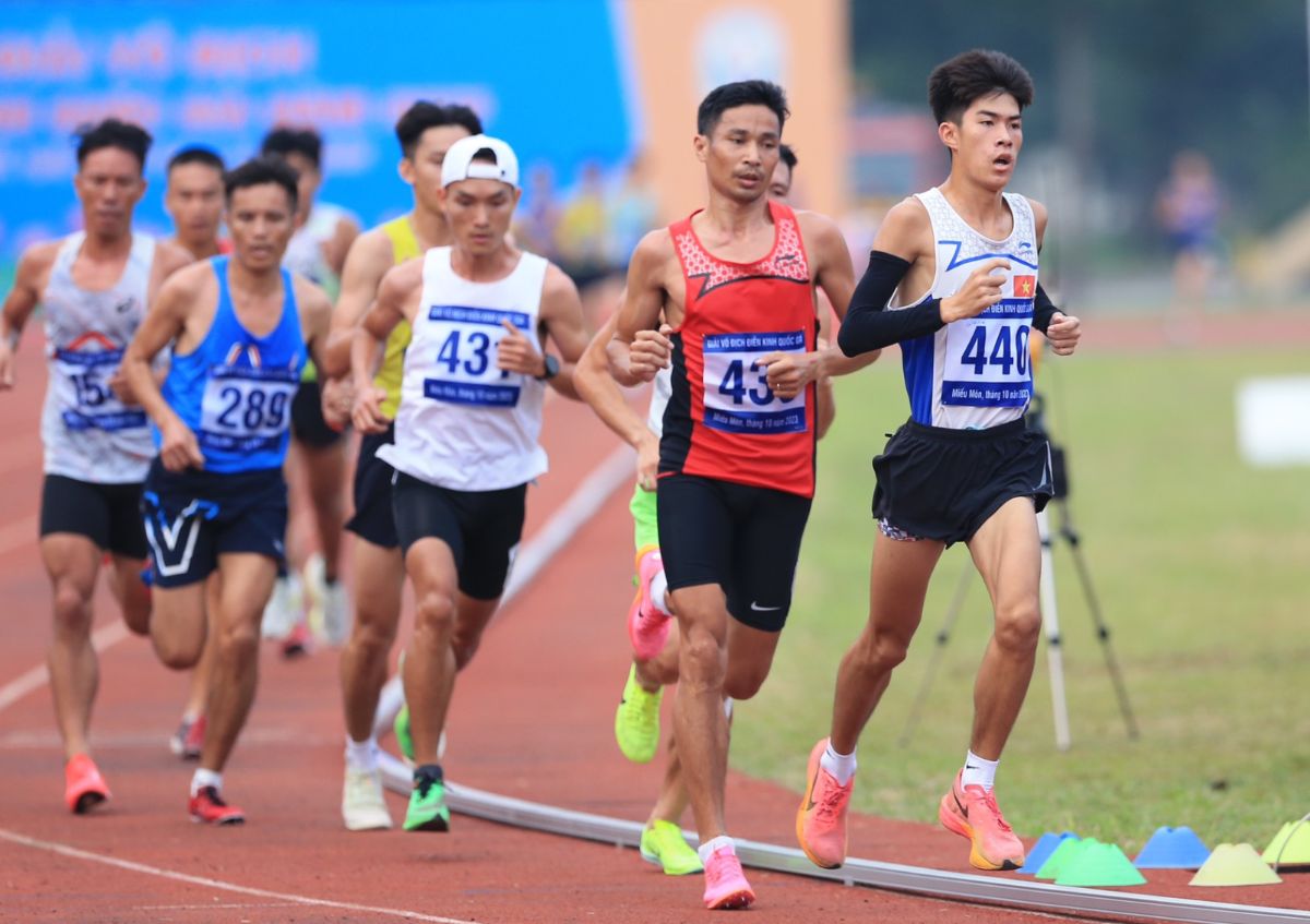 Nguyễn Văn Lai có lần thứ 13 vô địch quốc gia ở nội dung 5.000m nam. Ảnh: Hoàng Tùng