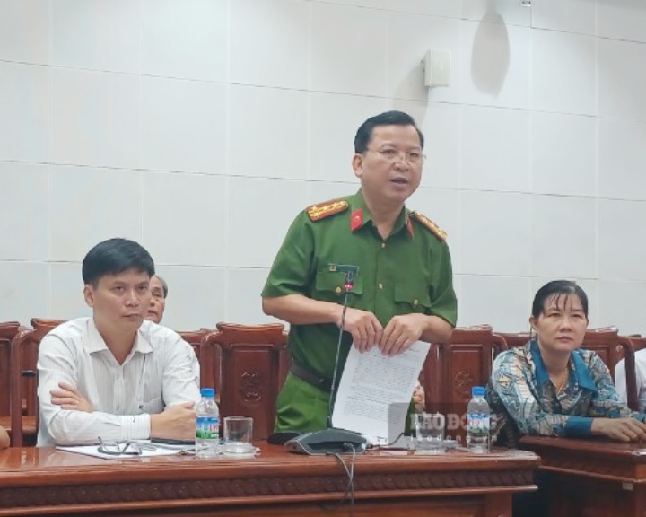Đại tá Nguyễn Văn Lộc - Phó Giám đốc Công an tỉnh Tiền Giang (đứng giữa) - thông tin tại buổi họp báo chiều 25.10. Ảnh: Thành Nhân