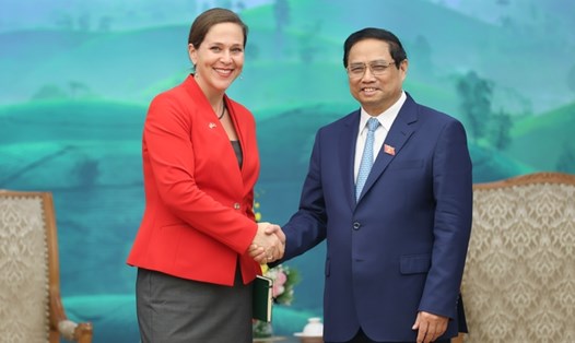 Thủ tướng Chính phủ Phạm Minh Chính và Kinh tế trưởng Bộ Ngoại giao Mỹ Emily Blanchard. Ảnh: VGP