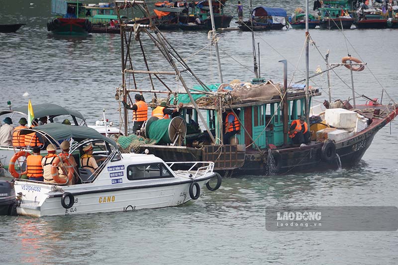 Cảnh sát giao thông tuyên truyền đưa tàu thuyền về nơi neo đậu an toàn. Ảnh: Diệu Hoàng