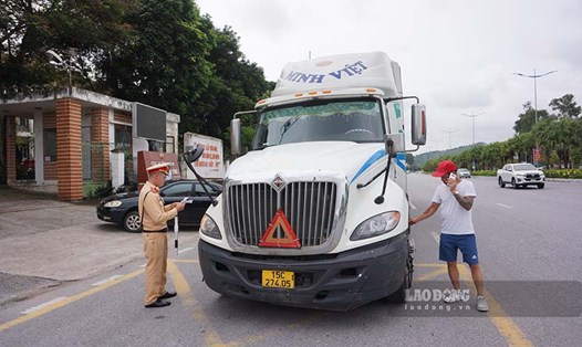 Công an tỉnh Quảng Ninh ra quân tổng kiểm soát xe ô tô vận tải hành khách và hàng hóa bằng container. Ảnh: Diệu Hoàng