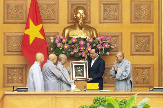Phó Thủ tướng Chính phủ Trần Lưu Quang tặng quà lãnh đạo Phân ban Ni giới Trung ương. Ảnh: Thanh Hà