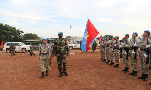 Đại tướng Birame Diop duyệt đội danh dự và chào hỏi lực lượng gìn giữ hòa bình Việt Nam tại UNISFA. Ảnh: Thanh Hà
