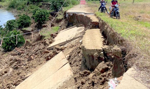 Khu vực bờ sông Krông Nô ở huyện Krông Nô (Đắk Nông) đang bị sạt lở nghiêm trọng. Ảnh: Y Krắk
