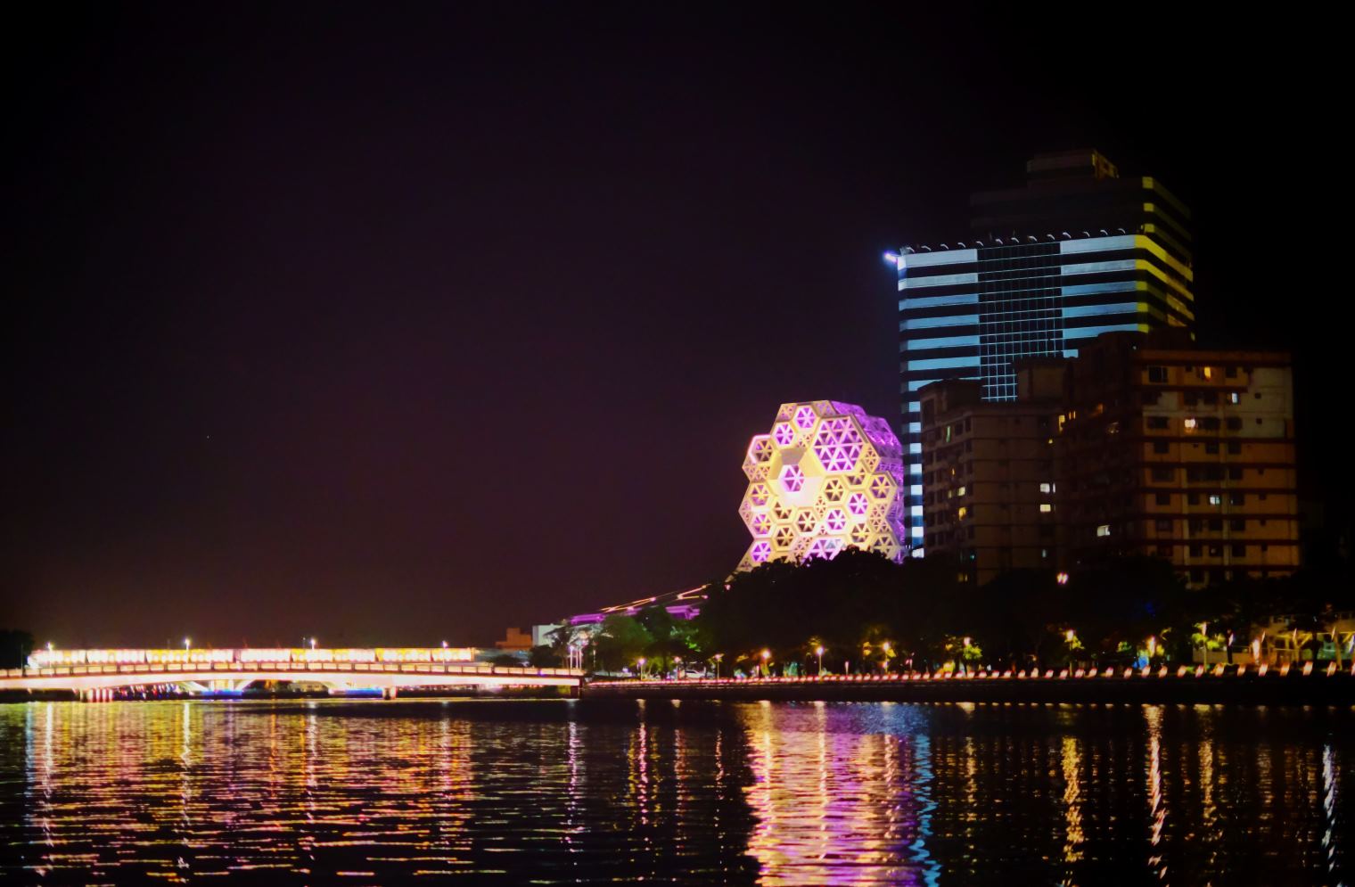Về đêm, nơi đẹp nhất Cao Hùng chắc chắn là sông Ái Hà (Love River) - con sông cắt ngang qua thành phố. Du khách tới tham quan nơi này có thể mua vé thuyền để đi một vòng trên sông. Ban đêm, những tòa nhà 2 bên bờ sông lên đèn tạo nên một không gian lung linh huyền ảo. Ảnh: Anh Tuấn.