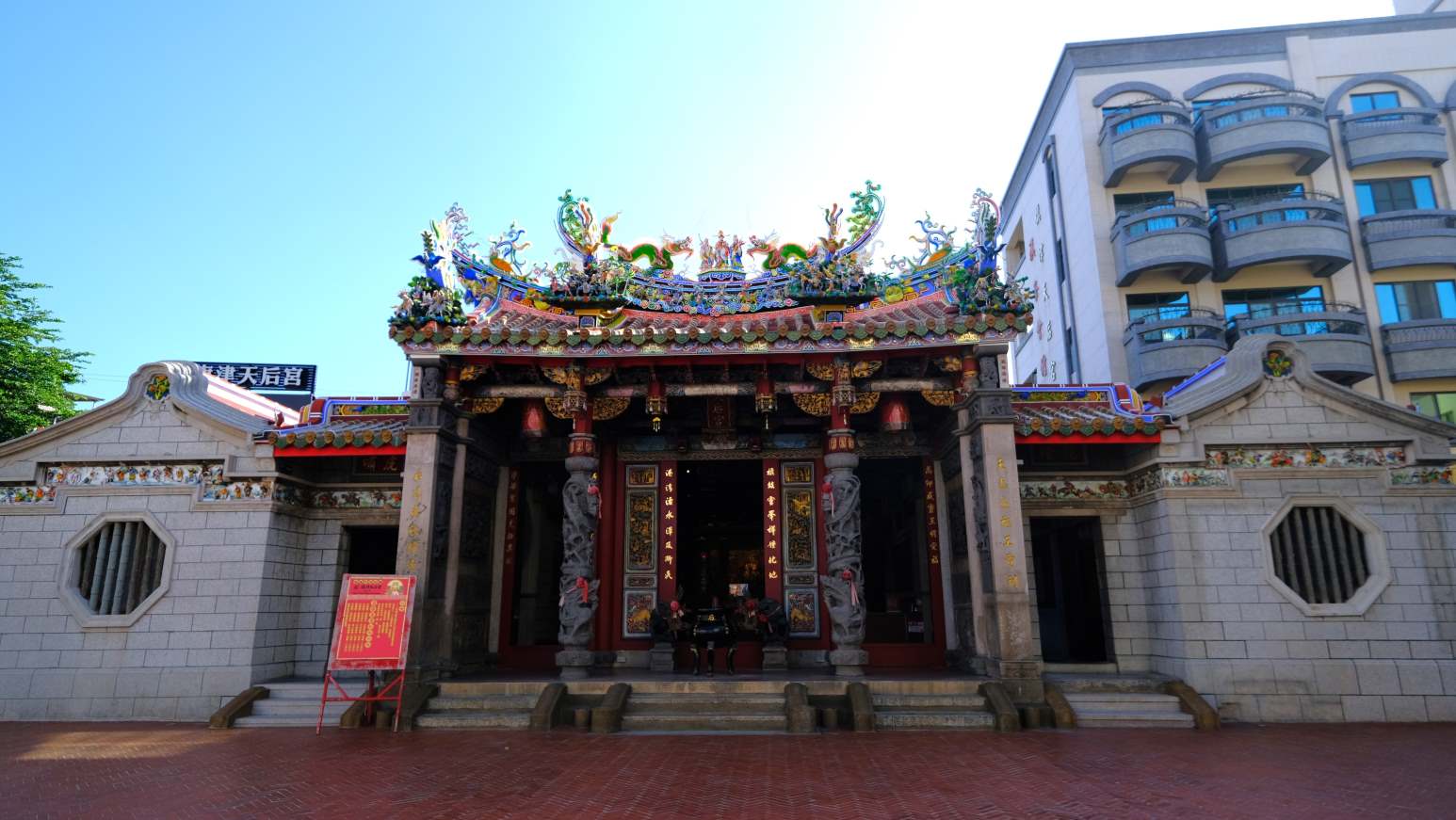 Đền thờ Thiên Hậu là địa điểm linh thiêng nhất trên đảo Kỳ Tân. Từ xa xưa, cư dân trên đảo và thành phố Cao Hùng đã sống bằng nghề đi biển. Bà Thiên Hậu là vị thánh luôn che chở cho những đứa con được bình an trở về. Tại ngôi đền cổ kính hơn 300 năm tuổi này luôn có những nén hương thơm do cư dân và những đoàn thủy thủ thắp trước mỗi chuyến hải trình ra khơi. Ảnh: Anh Tuấn