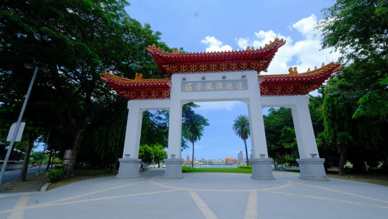 Sau khi rời đảo Kỳ Tân trở lại đất liền, đi dọc theo thành cổ Phượng Sơn bạn sẽ đến cổng vào công viên điều hòa thuộc khu Lotus Pond Scenic. Trong quá khứ, thành cổ Phượng Sơn từng là trung tâm chính trị, bên trong những con phố, con hẻm của thành ngày nay vẫn còn lưu giữ nhiều kiến trúc cơ quan chính phủ và di tích lịch sử. Qua cổng, đi một vòng quanh hồ điều hòa sẽ dẫn đến chùa Long Hổ. Ảnh: Anh Tuấn.