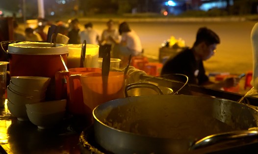 Xe tàu hũ nóng đặc biệt chỉ mở bán lúc nửa đêm. Ảnh: Mỹ Ly