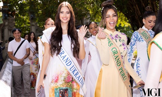 Thí sinh Hoa hậu Hòa bình quốc tế tham quan Hà Nội. 
Ảnh: Ban tổ chức