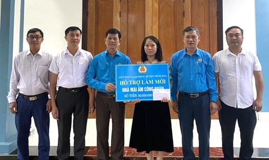 Lãnh đạo LĐLĐ huyện Minh Hoá trao hỗ trợ xây dựng "Mái ấm Công đoàn" cho đoàn viên Nguyễn Thị Vân. Ảnh: Nguyệt Nga