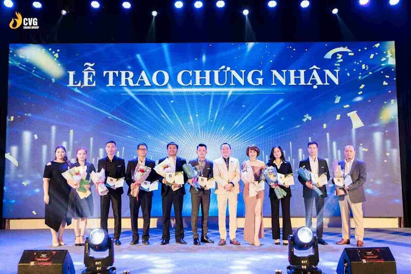 Ông Ngô Minh Tuấn - nhà sáng lập Tập đoàn CVG Shark Group trao chứng nhận cho đội ngũ Sharker khóa 3. Ảnh: CVG Shark Group