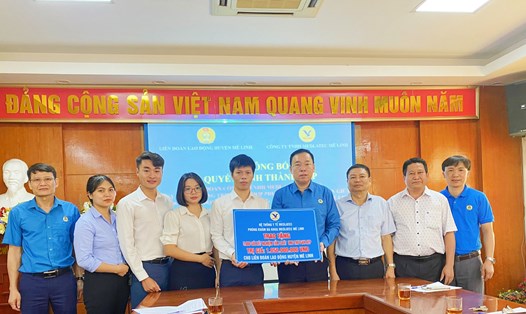 
Cùng với trao Quyết định thành lập Công đoàn cơ sở, Liên đoàn Lao động huyện Mê Linh ký Chương trình phúc lợi với Công ty TNHH Medlatec Mê Linh. Ảnh: CĐCS
