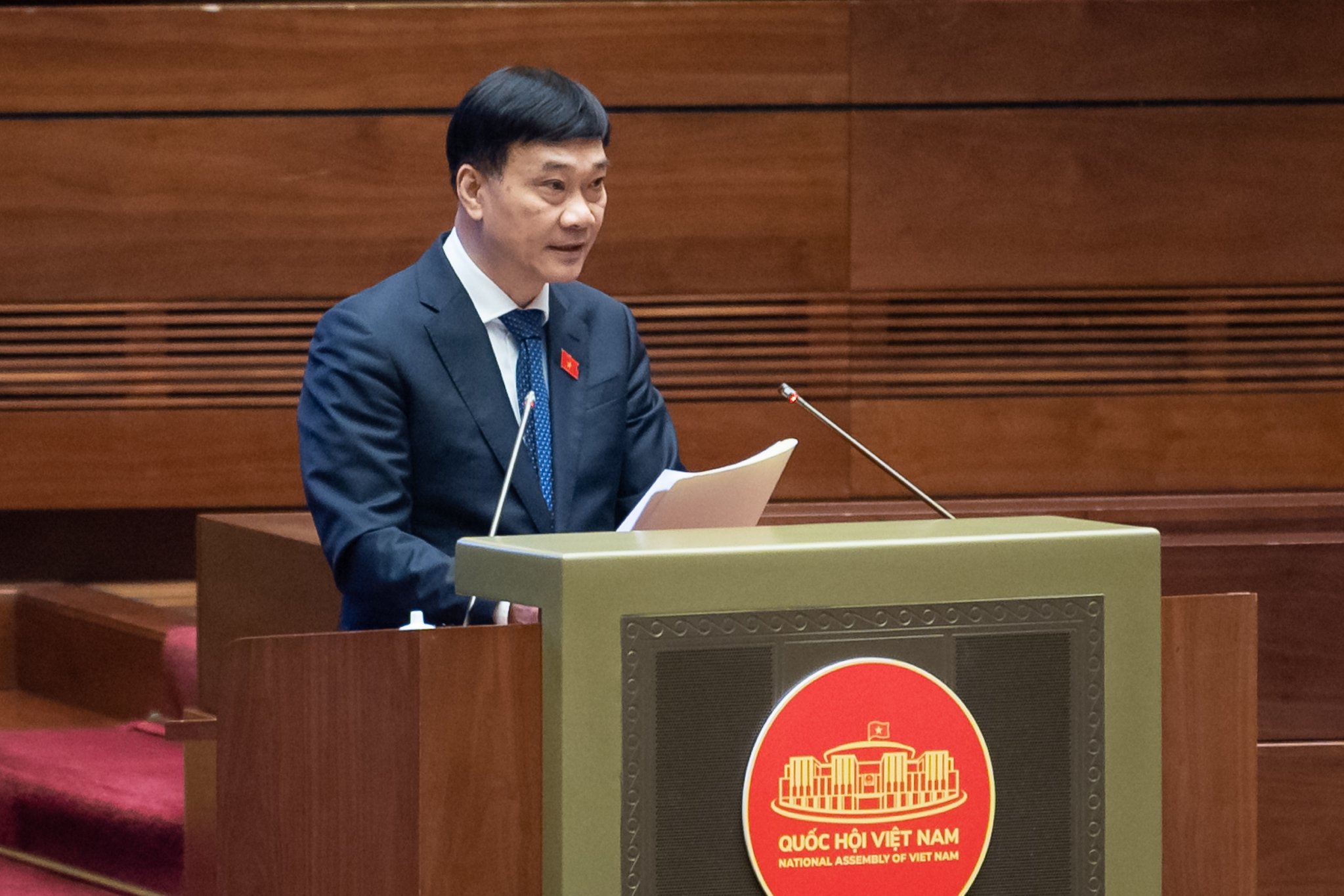 Chủ nhiệm Ủy ban Kinh tế Vũ Hồng Thanh báo cáo thẩm tra. Ảnh: Phạm Thắng