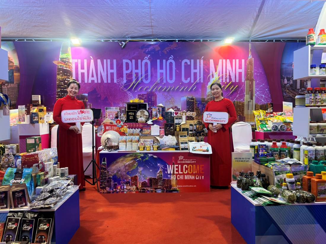 Gian hàng của ngành du lịch TPHCM tại Tuần Văn hóa - Du lịch Tây Bắc và TP Hồ Chí Minh tại Lào. Ảnh: Sở Du lịch TPHCM