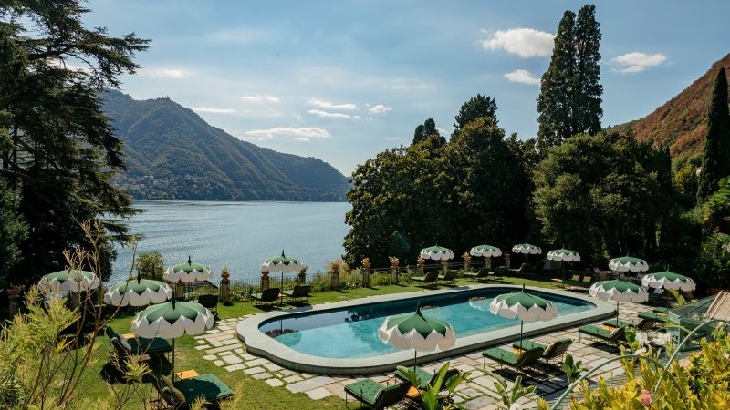 Tầm nhìn ra hồ Como từ khách sạn cổ. Ảnh: CNN