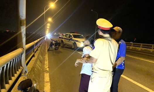 Cảnh sát Giao thông tỉnh Hưng Yên ngăn người phụ nữ nhảy cầu Yên Lệnh tự tử. Ảnh: Công an cung cấp