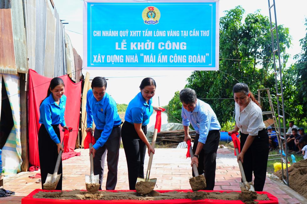 Lễ khởi công xây dựng nhà Mái ấm Công đoàn cho đoàn viên Nguyễn Ngọc Lạc. Ảnh: Mỹ Ly