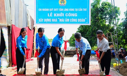 Lễ khởi công xây dựng nhà Mái ấm Công đoàn cho đoàn viên Nguyễn Ngọc Lạc. Ảnh: Mỹ Ly
