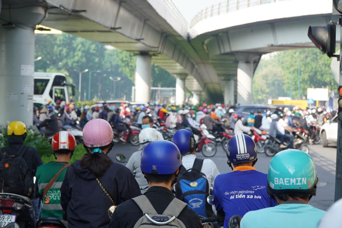 Ngoài ra, dòng xe trên đường Phạm Văn Đồng khi đến nút giao Nguyễn Thái Sơn thì gặp dòng xe từ đường Nguyễn Kiệm, Hoàng Minh Giám đổ ra khiến việc ùn tắc xảy ra nghiêm trọng hơn.