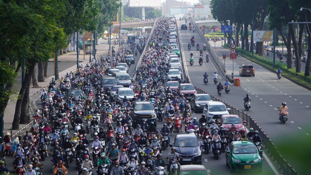 Hình ảnh dòng phương tiện xếp ken kín mặt đường trên cầu vượt Nguyễn Thái Sơn hướng về đường Hoàng Minh Giám trong sáng ngày 26.10.