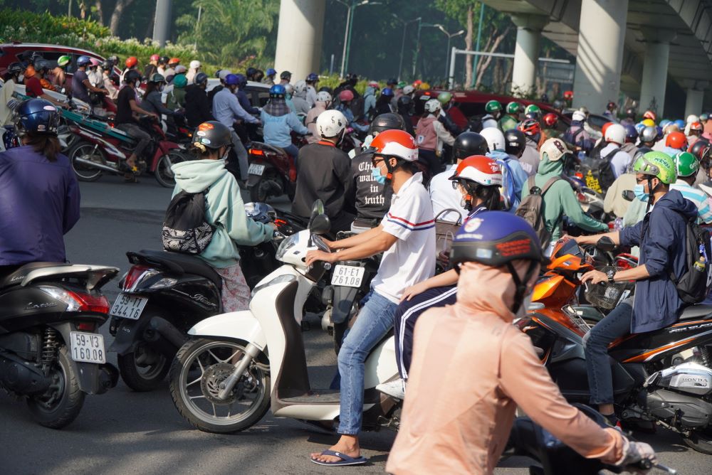 Phương tiện xung đột dưới chân cầu vượt Nguyễn Thái Sơn.