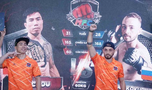 Nhà vô địch MMA Lion Championship 2022, 2023 hạng cân 56kg Phạm Văn Nam (trái) tự tin trước trận thượng đài tay đấm người Nga. Ảnh: Nguyễn Đăng