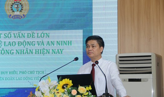 Ông Ngọ Duy Hiểu - Phó Chủ tịch Tổng LĐLĐ Việt Nam trao đổi tại hội nghị. Ảnh: X.H