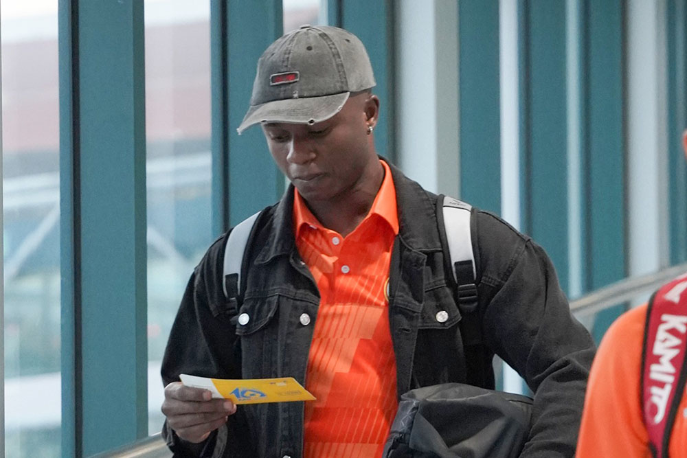 Raphael Success cùng Công an Hà Nội di chuyển đến Pleiku. Ảnh: CAHN FC